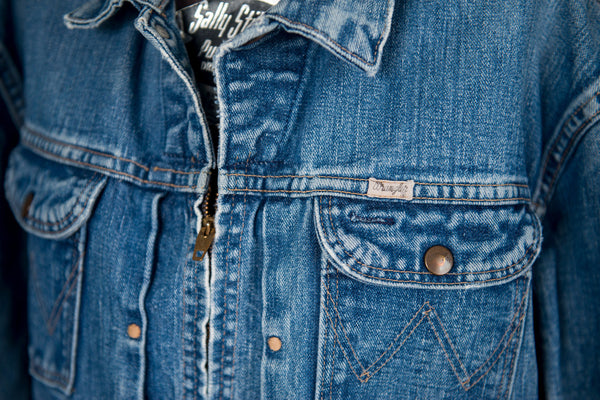 Jean jacket with outlet zipper